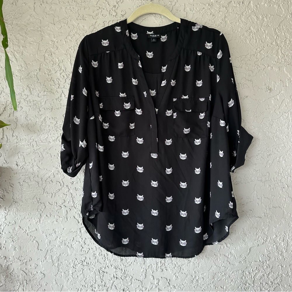 Torrid Harper Georgette Pullover 3/4 Sleeve Blouse size 0 black shirt white cat